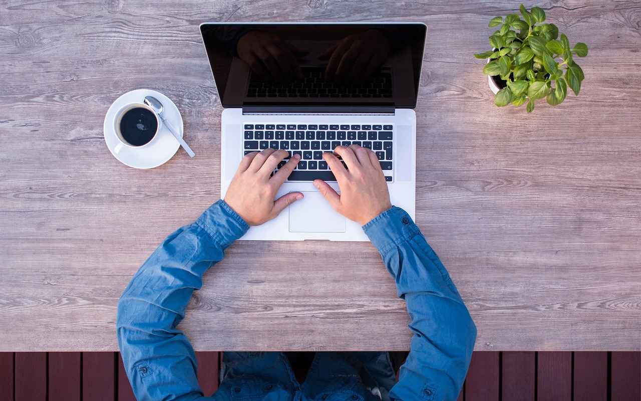 Un laptop pe un birou